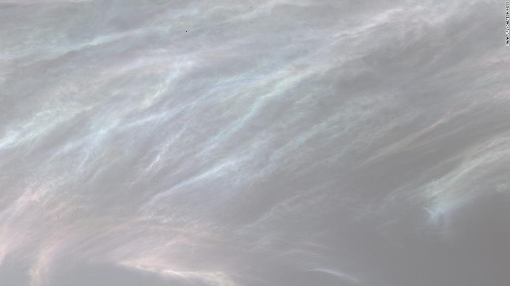 Le rover Curiosity de la NASA renvoie des photos de Mars et de ses nuages