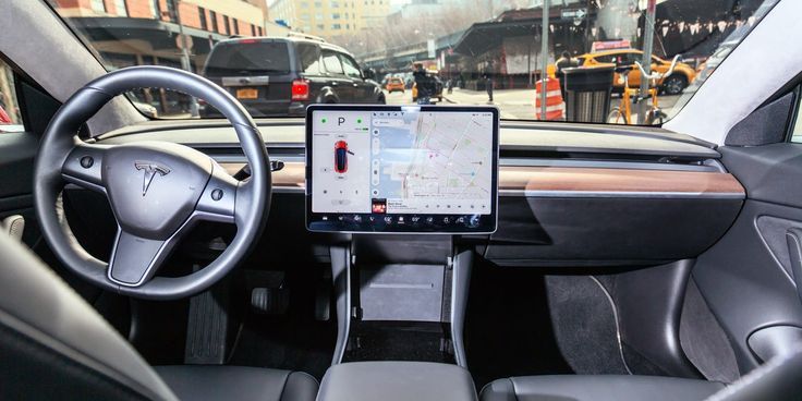 Deux personnes tuées dans l’incendie d’une Tesla roulant sans conducteur