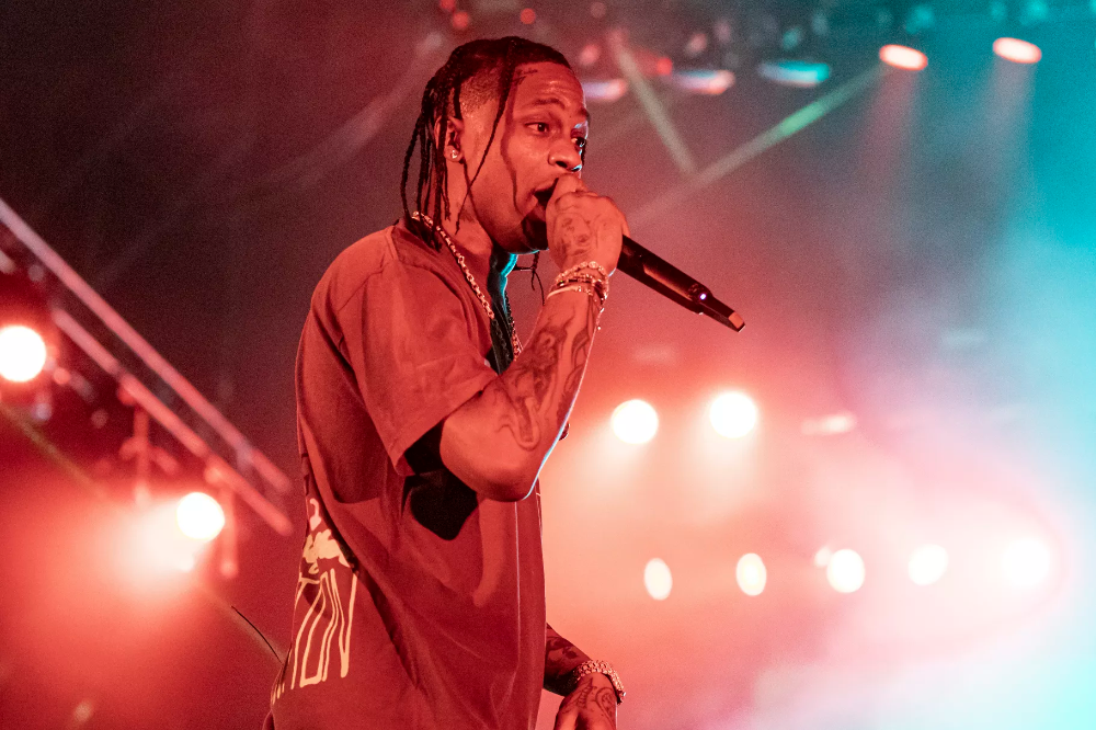 Travis Scott veut offrir de la nourriture à 50 000 résidents de Houston après le passage d'une tempête au Texas