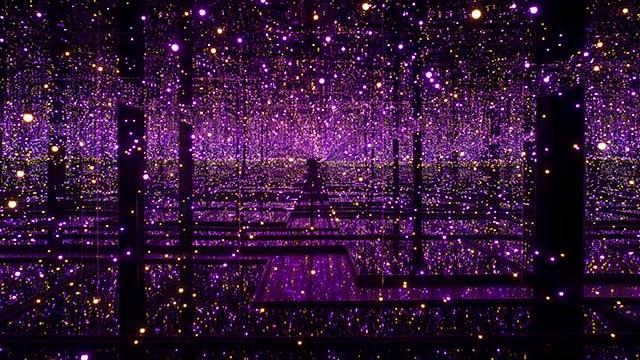 Découvrez l’exposition ‘Infinity Mirror Rooms’ de Yayoi Kusama